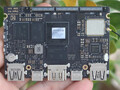 De Khadas Edge2 maakt gebruik van de Rockchip RK3588S chipset op een 82 x 57,5 x 5,7 mm printplaat. (Beeldbron: CNX Software)