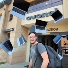 Laptops die uit zichzelf uit een gebouw vliegen. Gegenereerd met Grok (Afbeelding bron: Notebookcheck - Darryl Linington)