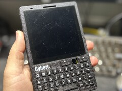 De CyberT ziet eruit als een BlackBerry maar wordt aangedreven door een Raspberry Pi CM4 (Afbeelding bron: Carbon Computers)
