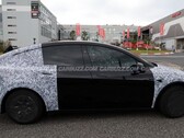 Een Tesla Model Y L prototype gespot bij de Nürburgring Duitsland (Foto bron: Carbuzz)