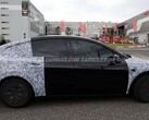 Een Tesla Model Y L prototype gespot bij de Nürburgring Duitsland (Foto bron: Carbuzz)