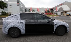 Een Tesla Model Y L prototype gespot bij de Nürburgring Duitsland (Foto bron: Carbuzz)