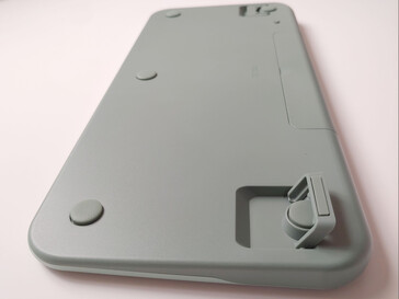 Grote rubberen kussentjes zorgen ervoor dat het toetsenbord niet wegglijdt. (Afbeeldingsbron: Notebookcheck.net)