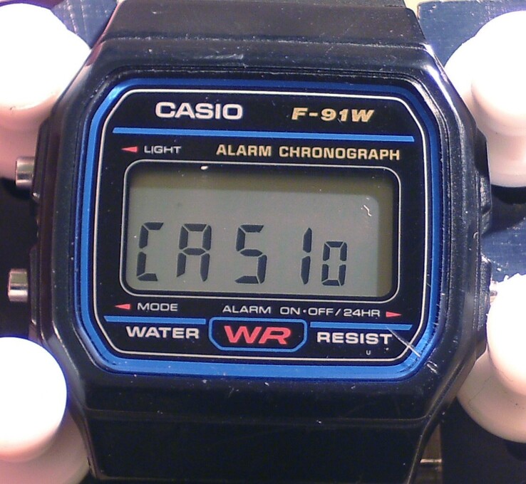 De 'Casio' tekst verschijnt op het display wanneer u de knop rechtsonder van de Casio F-91W ingedrukt houdt. (Afbeeldingsbron: Wikipedia)