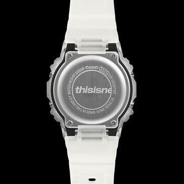 De gegraveerde achterkant van de Casio G-Shock DW-5600TNT-7 met het „thisisneverthat“-logo.