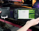 De externe batterijverlengkabel voor Win 5 lijkt zich nu in een vroeg stadium te bevinden. Afgebeeld: het accessoire aangesloten op de gaming handheld. (Afbeeldingsbron: GPD)