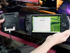 De externe batterijverlengkabel voor Win 5 lijkt zich nu in een vroeg stadium te bevinden. Afgebeeld: het accessoire aangesloten op de gaming handheld. (Afbeeldingsbron: GPD)