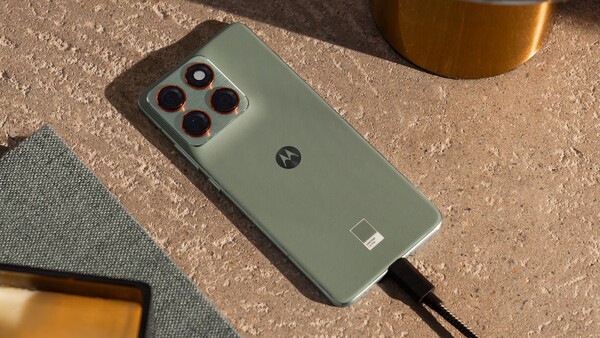 De Motorola Edge 70 smartphone in Pantone Lily Pad.