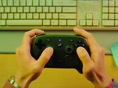De Steam Controller wordt naar verluidt gelanceerd op 4 mei 2026. Afgebeeld: een promofoto van de controller die wordt vastgehouden.