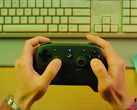 De Steam Controller wordt naar verluidt gelanceerd op 4 mei 2026. Afgebeeld: een promofoto van de controller die wordt vastgehouden.
