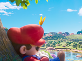 Op een rustig moment voor het kosmische avontuur dut Mario in onder een technicolor boom. Dit is de stilte voor de interstellaire storm in The Super Mario Galaxy Movie.