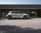 De Hyundai Ioniq 5 laadt op voor een gebouw (Afbeelding bron: Hyundai Motor Group via Unsplash; bijgesneden)