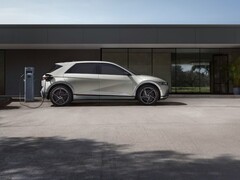 De Hyundai Ioniq 5 laadt op voor een gebouw (Afbeelding bron: Hyundai Motor Group via Unsplash; bijgesneden)