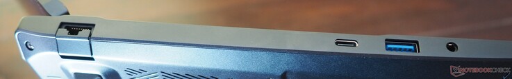 Linkerkant: RJ45-LAN, USB-C 3.2 Gen2 (DP 1.4 & PD), USB-A 3.2 Gen1, Lijn In/Uit