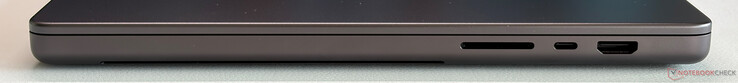 Rechts: SD-kaartlezer, USB-C 4.0 met Thunderbolt 5 (120 Gbps, DisplayPort 2.1, Power Delivery), HDMI 