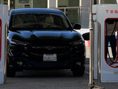 Tesla filmt een Supercharger interoperabiliteitsreclame (afbeelding: Hemmati/X)