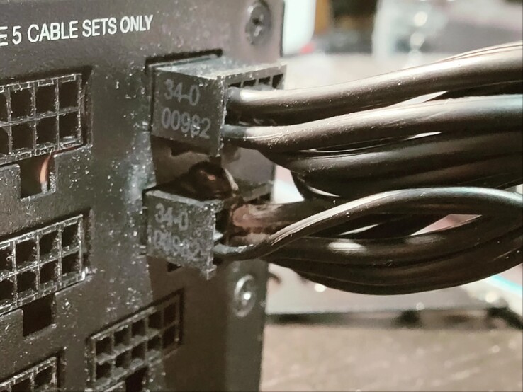 De voedingskabel aan het PSU-uiteinde vertoont tekenen van verbranding en de connector heeft een zichtbare uitstulping. (Afbeeldingsbron: Roachard op Reddit)