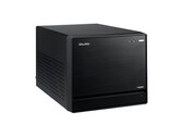 De afbeelding toont een vooraanzicht van de Shuttle XPC Mini PC, die eruitziet als een zwarte kubus met een minimaal ontwerp. 
