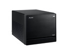 De afbeelding toont een vooraanzicht van de Shuttle XPC Mini PC, die eruitziet als een zwarte kubus met een minimaal ontwerp.