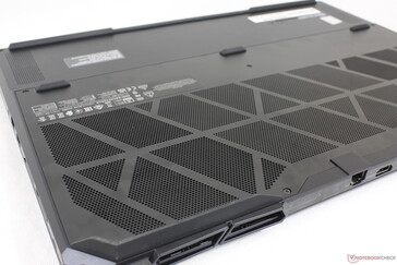 Voldoende ventilatieroosters langs de achterkant en onderkant van het deksel