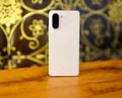 Met zijn chique marmeren uiterlijk en hoogwaardige behuizing maakt de OnePlus Nord CE 5 meteen een goede indruk. (Afbeeldingsbron: Notebookcheck)
