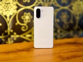 Met zijn chique marmeren uiterlijk en hoogwaardige behuizing maakt de OnePlus Nord CE 5 meteen een goede indruk. (Afbeeldingsbron: Notebookcheck)