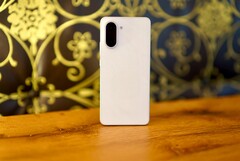 Met zijn chique marmeren uiterlijk en hoogwaardige behuizing maakt de OnePlus Nord CE 5 meteen een goede indruk. (Afbeeldingsbron: Notebookcheck)