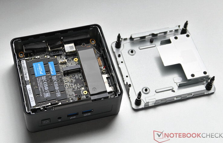 Geekom Mini IT15 met geopende bodem