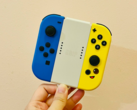 Stockafbeelding. Een hand die Joy-Cons vasthoudt (Afbeelding bron: Gwen King op Unsplash)