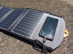 Organische zonnebatterij slaat zonlicht meer dan 48 uur op. Afgebeeld: De draagbare zonnelader van Choetech (Afbeeldingsbron: Allen Ngo, Notebookcheck)