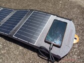 Organische zonnebatterij slaat zonlicht meer dan 48 uur op. Afgebeeld: De draagbare zonnelader van Choetech (Afbeeldingsbron: Allen Ngo, Notebookcheck)