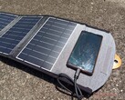 Organische zonnebatterij slaat zonlicht meer dan 48 uur op. Afgebeeld: De draagbare zonnelader van Choetech (Afbeeldingsbron: Allen Ngo, Notebookcheck)