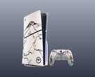 De PS5 en zijn controller met aangepaste Ghost of Yotei-skins.