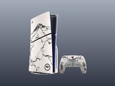 De PS5 en zijn controller met aangepaste Ghost of Yotei-skins.