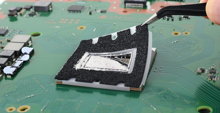 Er zijn afdichtingen die het vloeibare metaal in de PS5 op zijn plaats moeten houden (Afbeelding bron: iFixit)