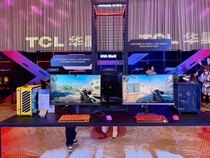 De Philips Evnia 27M2N5500XD en AOC Agon AGP277QK op het scherm. (Afbeeldingsbron: Philips)