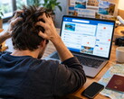 Persoon die achter een laptop zit en problemen heeft met een reisboeking