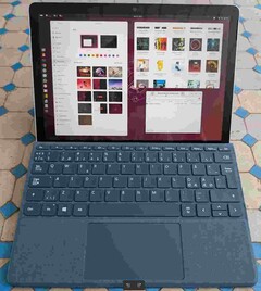 Door bijna alles weg te halen wat dit een Microsoft-product maakt, blijft er een verrassend capabele tablet over (Afbeelding Bron: Notebookcheck)