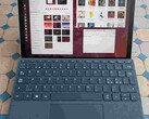 Door bijna alles weg te halen wat dit een Microsoft-product maakt, blijft er een verrassend capabele tablet over (Afbeelding Bron: Notebookcheck)