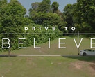 De eerste Tesla-reclame is getiteld 'Drive to Believe' (afbeelding: Tesla Asia/Twitter)
