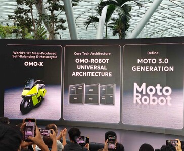 Omoway OMO-ROBOT architectuur en OMO X zelfbalancerende elektrische motorfiets getoond tijdens het lanceringsevenement in Singapore.