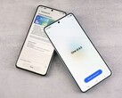 Twee smartphones waarop een updatescherm te zien is