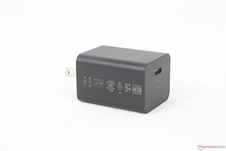 Zeer kleine (~4,6 x 3,5 x 3 cm) universele USB-C AC-adapter van 65 W