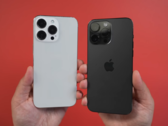 Een iPhone 15 Pro Max dummy naast een iPhone 14 Pro Max. (Bron: MacRumors)