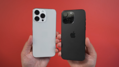 Een iPhone 15 Pro Max dummy naast een iPhone 14 Pro Max. (Bron: MacRumors)