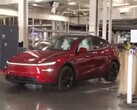 Een Tesla Model Y rijdt autonoom naar de parkeerplaats tijdens een Giga Texas fabriekstour door Lara Trump (Beeldbron: Tesla North America on X)