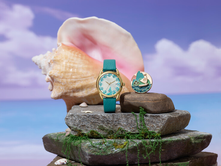 De herdenkingsspeld die bij het horloge in de speciale verpakking wordt geleverd.
