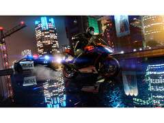 Een screenshot uit GTA V Enhanced waarin de nieuw toegevoegde ray tracing goed te zien is. Een fiets rijdt &#039;s nachts door een gladde straat, met een politiewagen vlak achter zich. (Afbeelding Bron: Steam)