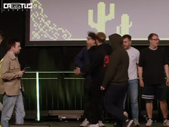 Een screengrab van de clip waarin MAUschine Spidergum slaat