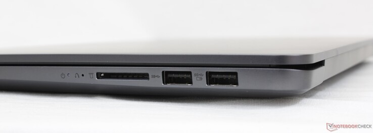 Rechts: SD kaartlezer, 2x USB-A 3.2 Gen. 1